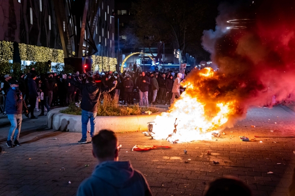 ▲네덜란드 로테르담에서 19일 코로나19 재봉쇄 정책에 항의하는 시위대가 스쿠터에 불을 지르고 있다. 로테르담/EPA연합뉴스

