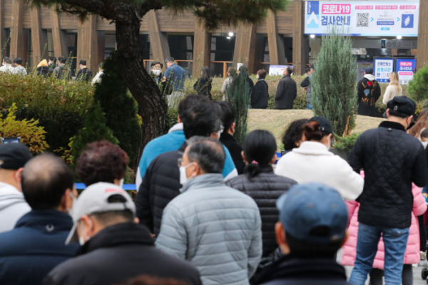 ▲코로나19 신규 확진자가 3120명으로 집계된 21일 오전 서울 송파구 보건소 선별진료소에서 시민들이 검사를 받기 위해 대기하고 있다. (뉴시스)