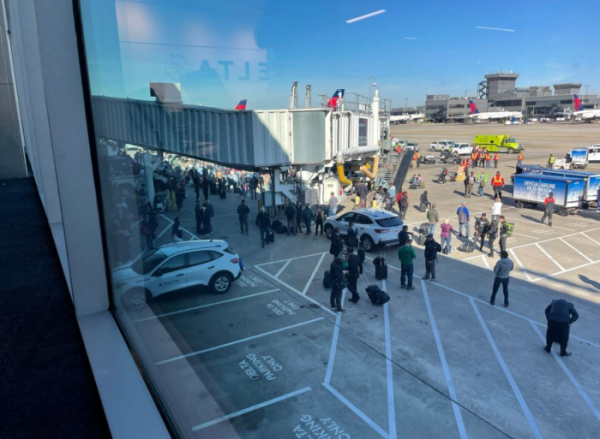 ▲애틀랜타 공항에 20일(현지시간) 오후 총기 오발 사고가 발생하자 승객들이 여객기 활주로 인근에서 대기하고 있다.
