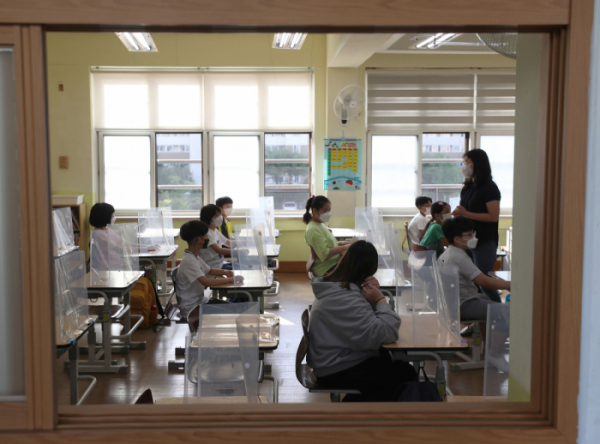 ▲본격적으로 등교수업이 확대된 9월 6일 오전 서울 강북구 번동초등학교 교실에서 학생들이 수업을 듣고 있다.(공동취재사진) (뉴시스)