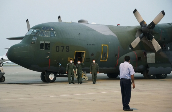 ▲일본 자위대 공군이 8월 25일 파키스탄 이슬라마바드 공항에 도착해 C-130기에서 내리고 있다. 이슬라마바드/AP뉴시스
