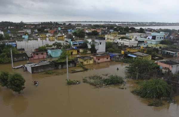 ▲인도 안드라프라데시주 넬로르 지역에 지난해 11월 20일 홍수가 발생해 마을이 물에 잠겼다. 넬로르/AP연합뉴스
