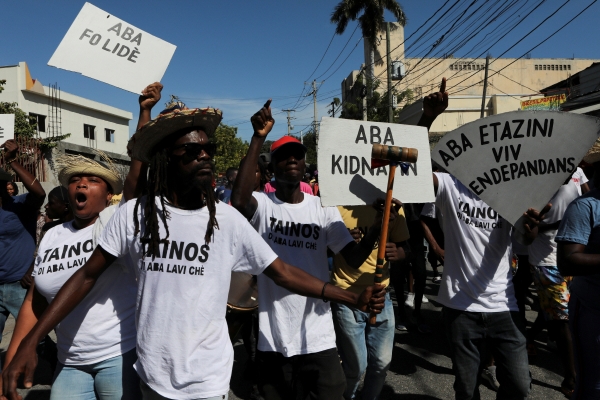 ▲아이티 포르토프랭스에서 18일 시위대가 ‘납치 반대’와 ‘정부 타도’ 시위를 하고 있다. 포르토프랭스/로이터연합뉴스
