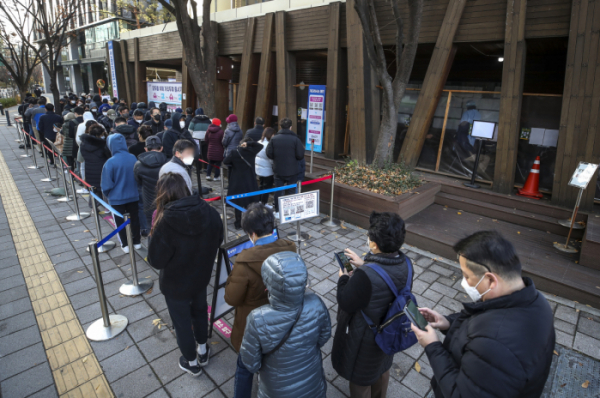 ▲0시 기준 국내 코로나19 신규 확진자가 2827명으로 집계된 22일 오전 서울 송파구보건소에 설치된 코로나19 선별진료소를 찾은 시민들이 검사를 받기 위해 줄 서 있다.