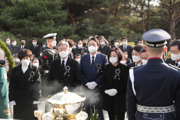 ▲왼쪽에서 두 번째부터 이재명 더불어민주당 대선 후보와 윤석열 국민의힘 대선 후보, 김상정 정의당 대선 후보, 안철수 국민의당 대선 후보, 김동연 새로운물결(가칭) 창당준비위원장이 22일 고(故) 김영삼 전 대통령 서거 6주기 추모식에 참석했다. (제공=윤석열 국민의힘 대선 후보 측)