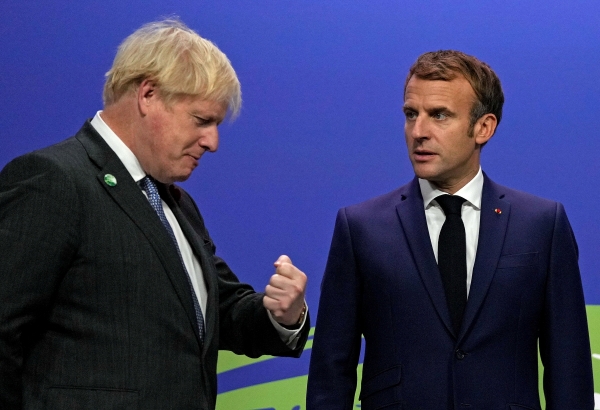 ▲보리스 존슨(왼쪽) 영국 총리가 1일(현지시간) 영국 글래스고에서 열린 제26차 유엔 기후변화협약 당사국총회(COP26)에서 에마뉘엘 마크롱 프랑스 대통령과 인사를 나누고 있다. 글래스고/로이터연합뉴스
