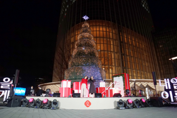 ▲롯데월드타워 아레나 광장에 설치된 15m 크기 대형 크리스마스 트리.  (사진제공=롯데월드타워)
