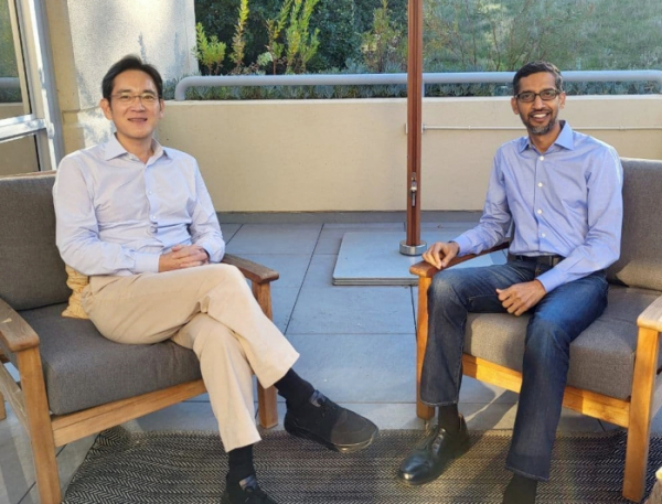 ▲22일(현지시각) 미국 실리콘밸리에서 만난 이재용 삼성전자 부회장(왼쪽)과 순다르 피차이(Sundar Pichai) 구글(Google) CEO(오른쪽)의 모습  (사진제공=삼성전자)