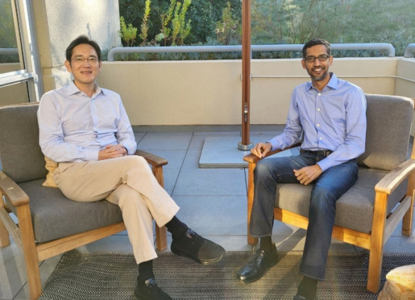 ▲22일(현지시각) 미국 실리콘밸리에서 만난 이재용 삼성전자 부회장(왼쪽)과 순다르 피차이(Sundar Pichai) 구글(Google) CEO(오른쪽)의 모습 (사진제공=삼성전자)