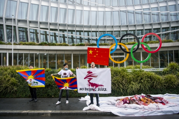 ▲스위스 로잔의 국제올림픽위원회(IOC) 본부 앞에서 2월 3일 베이징 동계 올림픽 개최를 반대하는 티베트인들이 시위를 벌이고 있다. 로잔/AP뉴시스

