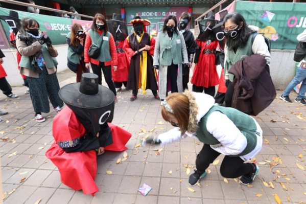 ▲싱가포르 미디어 팸투어단이 18일 오후 경기 용인시 한국민속촌에서 한국놀이 체험을 하고 있다. (사진=한국관광공사)
