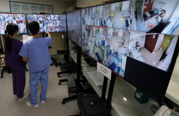 ▲22일 오후 서울 중랑구 서울의료원 코로나19 종합상황실에서 의료진들이 병상 CCTV를 살펴보고 있다. 이날 보건복지부 중앙사고수습본부(중수본)에 따르면 현재 하루 이상 병상 대기자는 수도권만 총 907명이다. 비수도권 병상 대기자는 없다.  (뉴시스)
