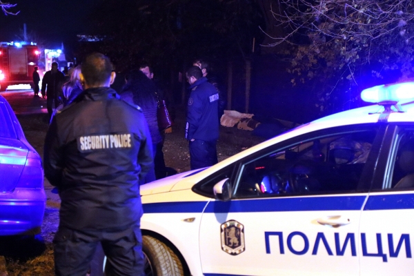 ▲불가리아 로야크에서 22일(현지시간) 경찰관들이 사고 현장을 살피고 있다. 로야크/AP뉴시스

