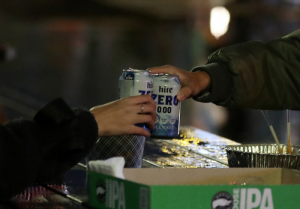 ▲8일 오후 서울 여의도 한강공원에서 시민들이 맥주를 마시고 있다.  (뉴시스)