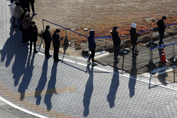 ▲코로나19 신규 확진자가 4116명으로 집계된 24일 오전 서울 용산역 전면광장에 설치된 임시선별진료소에서 시민들이 검사를 받기 위해 대기하고 있다. (뉴시스)