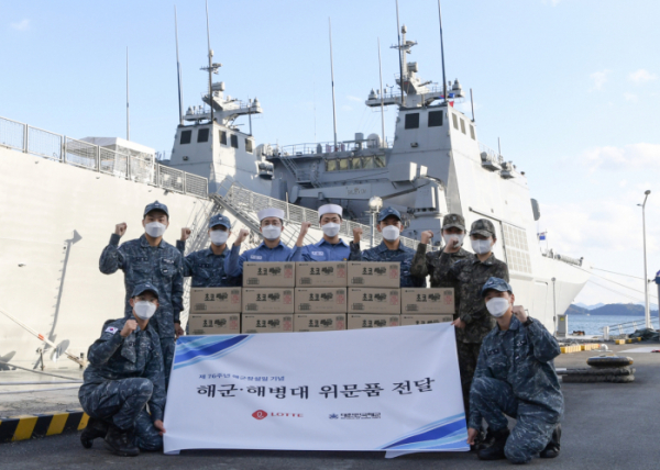 ▲롯데는 11일 제76주년 해군 창설 기념일을 맞아 해군ㆍ해병대 장병 및 군무원에게 빼빼로 8만 개를 위문품으로 전달했다.  (사진제공=롯데)