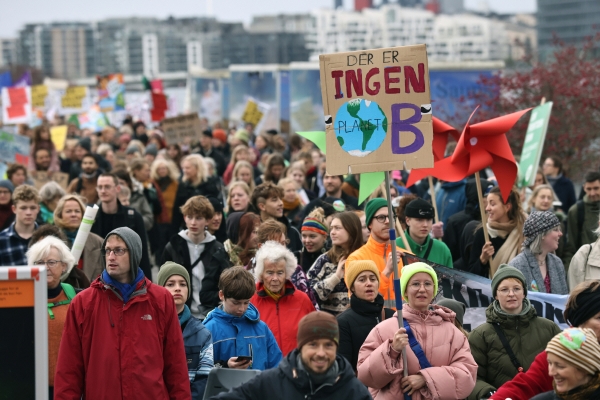 ▲덴마크 코펜하겐에서 6일 시민들이 기후위기 대응을 촉구하는 시위를 벌이고 있다. 코펜하겐/AP뉴시스
