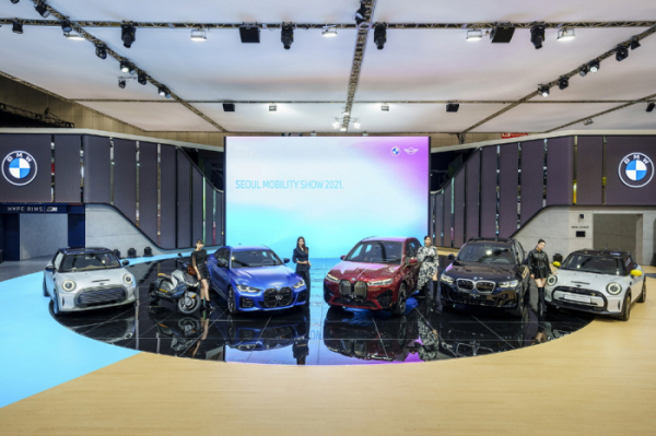 ▲BMW 그룹 코리아가 '2021 서울모빌리티쇼'에서 공개한 차종. 왼쪽부터 MINI 스트립, BMW i4, BMW iX, BMW 뉴 iX3, 뉴 MINI 일렉트릭.  (사진제공=BMW코리아)