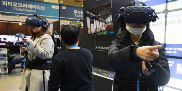 ▲'VR 엑스포 2018'이 개막한 18일 오후 서울 강남구 코엑스에서 관람객들이 가상 현실 장비를 체험하고 있다. 'VR 엑스포 2018'은 가상·증강현실(VR·AR) 테마파크, 게임, 교육, 가상훈련 등 각 분야 200여 기업이 참가했다. 오승현 기자 story@ (이투데이DB)