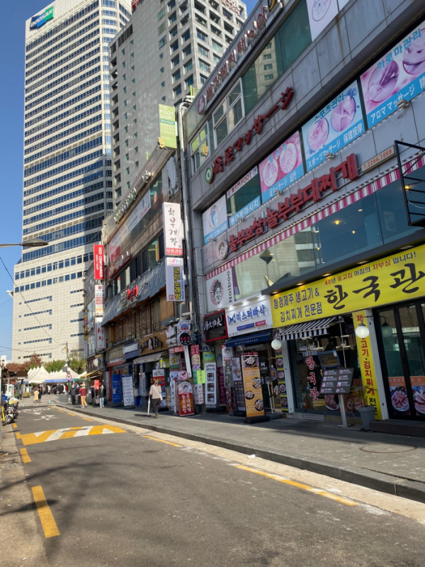 ▲단계적 일상회복(위드코로나) 시행 한 달도 되지 않아 위중증 환자가 폭증하는 등 방역상황이 악화일로를 걷자 당국이 이를 전면 중단할 가능성을 내비치고 있다. 소상공인·자영업자들은 "무책임한 방역대책"이라고 날을 세웠다. 사진은 25일 찾은 서울 동대문 패션타운 일대 먹자골목.  (김동효 기자 sorahosi@)