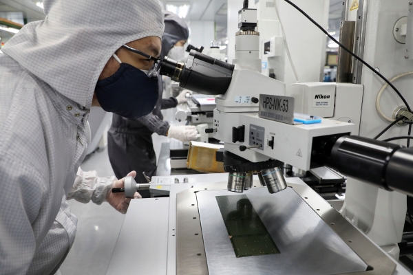 ▲10월 15일 말레이시아 이포에 있는 한 반도체 패키징 회사에서 근로자가 반도체 칩을 검사하고 있다. 이포/로이터연합뉴스
