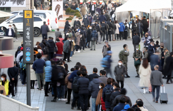 ▲25일 오후 서울역 광장에 마련된 신종 코로나바이러스 감염증(코로나19) 임시 선별검사소에서 검사를 받으려는 시민들이 줄을 서고 있다. (연합뉴스)