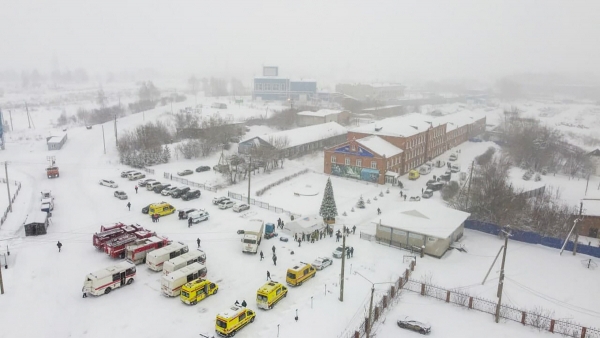 ▲러시아 시베리아의 리스트뱌즈나야 탄광 앞에 25일(현지시간) 앰뷸런스와 소방차가 모여 있다. 시베리아/AP뉴시스
