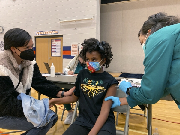 ▲미국 루이스빌의 한 중학교에서 13일 학생이 신종 코로나바이러스 감염증(코로나19) 백신을 접종하고 있다. 루이스빌/AP연합뉴스
