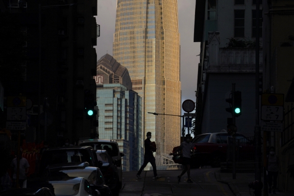 ▲홍콩에서 5월 15일 한 남성이 IFC 타워 앞을 지나고 있다. 홍콩/AP뉴시스
