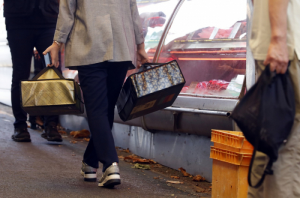 ▲추석 연휴를 앞두고 서울 마장동 축산물시장을 찾은 시민이 고기 선물세트를 사서 시장을 나서고 있다. (뉴시스)