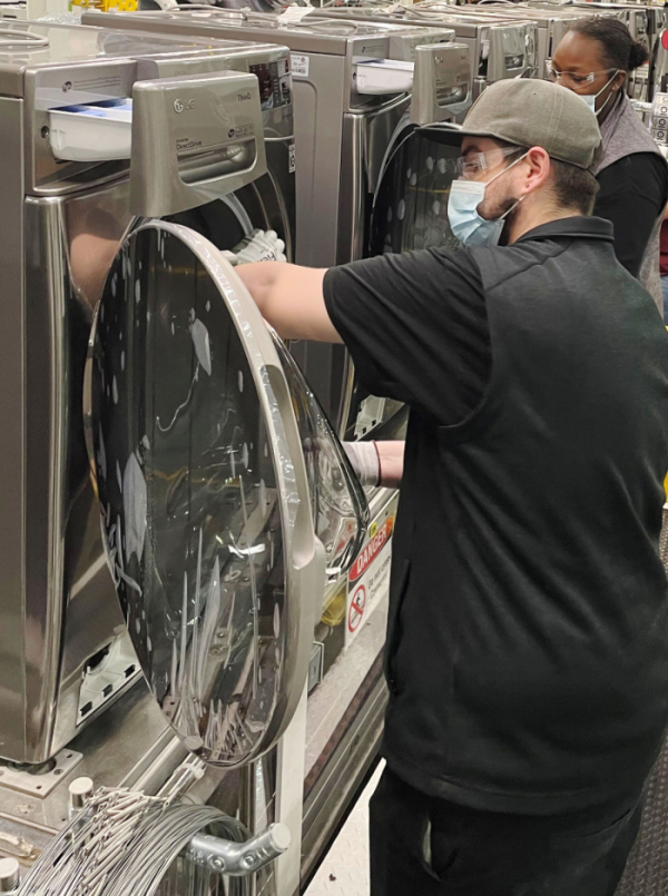 ▲LG전자 직원이미국 테네시(Tennessee)주 클락스빅(Clarksville)에 있는 세탁기 라인에서 드럼 세탁기 생산에 분주하다. (사진제공=LG전자)