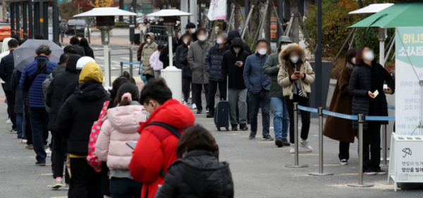 ▲코로나19 신규 확진자가 3,901명으로 집계된 26일 오후 서울 서초구 고속터미널역 임시선별검사소에서 시민들이 검사를 받기 위해 줄을 서고 있다. (뉴시스)