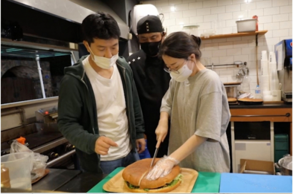 ▲김병현 최준석 대왕버거(사진제공=KBS)