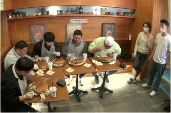 ▲최준석 김병현 대왕버거 맞대결(사진제공=KBS)