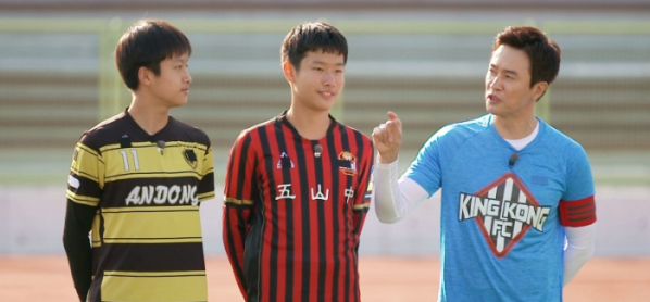 ▲가수 김정민(오른쪽)과 그의 아들들(사진제공=JTBC)