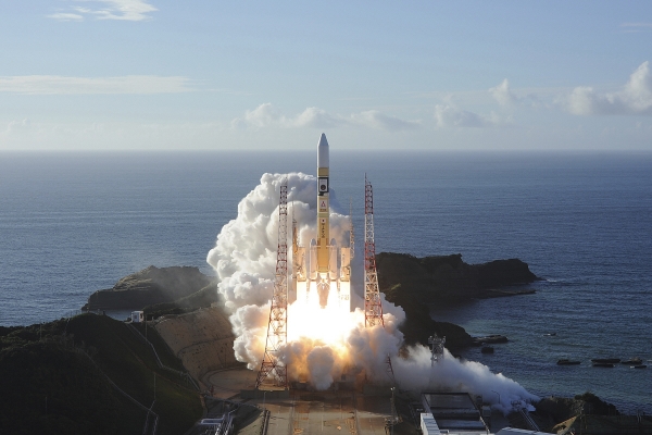 ▲아랍에미리트(UAE)의 화성탐사선을 실은 일본의 H-IIA 로켓이 지난해 7월 20일 가고시마현 다네가시마우주센터에서 발사되고 있다. 다네가시마/AP뉴시스
