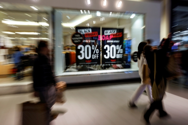 ▲26일(현지시간) 미국 뉴욕 가든시티의 한 쇼핑몰에서 쇼핑객들이 걸어가고 있다. 뉴욕/로이터연합뉴스

