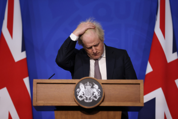 ▲보리스 존슨 영국 총리가 영국에서 오미크론 감염 사례가 확인된 후인 27일(현지시간) 런던에서 열린 기자회견에서 어두운 표정으로 머리를 쓸어올리고 있다. 런던/AP뉴시스