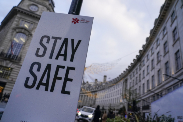 ▲영국 런던 시내 한 거리에 26일(현지시간) '안전하게 지내라"라는 문구가 담긴 표어가 걸려 있다. 런던/AP뉴시스