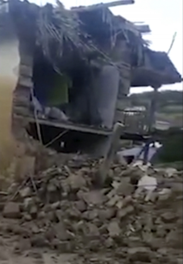 ▲28일(현지시간) 페루 바구아그란데에서 지진 후 파괴된 집의 모습이 비디오 화면에서 보인다. 바구아그란데/AP연합뉴스
