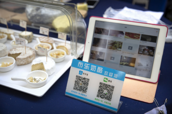 ▲중국 베이징의 한 시장 매장에 위챗페이와 알리페이 결제 QR 코드가 테이블 위에 놓여 있다. 베이징/AP뉴시스