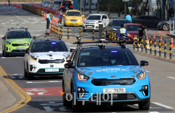 ▲'2021 자율주행 챌린지'에 참가한 자율주행차들이 서울 마포구 상암동 일대 도로를 달리고 있다.  (조현호 기자 hyunho@)