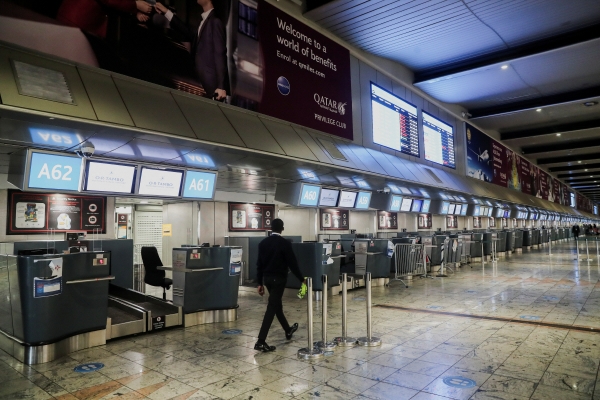 ▲28일(현지시간) 남아프리카공화국 요하네스버그에 있는 O.R. 탐보 국제공항에서 국제 체크인 카운터가 텅 비어있다. 요하네스버그/로이터연합뉴스
