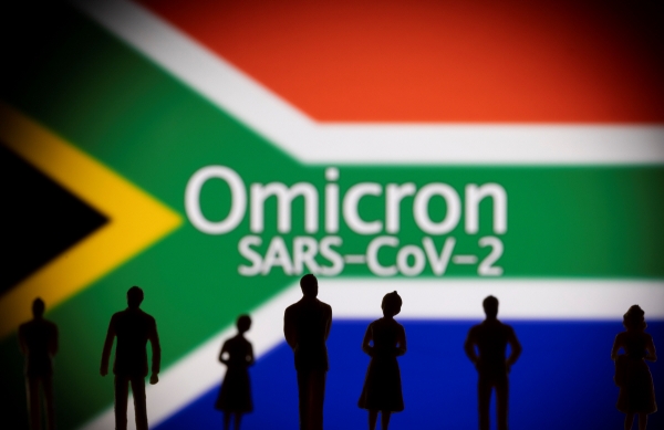 ▲남아프리카 공화국 국기와 오미크론 글자 앞에 사람 형상이 나타나 있다. 로이터연합뉴스
