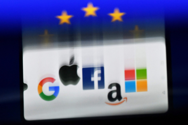 ▲유럽연합 국기 앞에 구글(왼쪽부터), 애플, 페이스북(메타), 아마존, 마이크로소프트 등 글로벌 빅테크 기업 로고가 늘어서 있다.  (AFP연합뉴스)