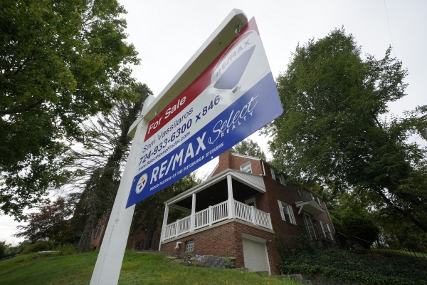 ▲미국 펜실베이니아주 마운트레버넌의 한 주택 앞에 9월 21일 부동산 판매 공고가 붙어 있다. 마운트레버넌/AP뉴시스
