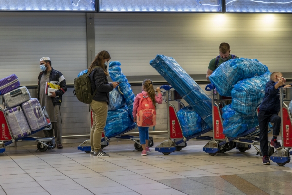 ▲(뉴시스) 11월 26일 남아프리카공화국 요하네스버그의 O.R. 탐보 국제공항에서 사람들이 항공편을 이용하기 위해 줄을 서 대기하는 모습.

