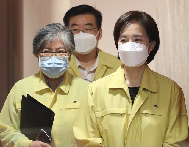 ▲유은혜(오른쪽) 사회부총리 겸 교육부 장관, 정은경 질병관리청장