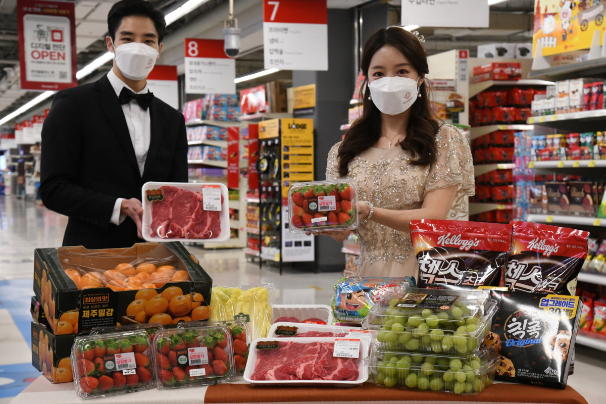 ▲모델들이 1일 서울 마포구 홈플러스 월드컵점에서 ‘2021 인기상품 결산전’ 행사 상품을 소개하고 있다. (사진제공=홈플러스)