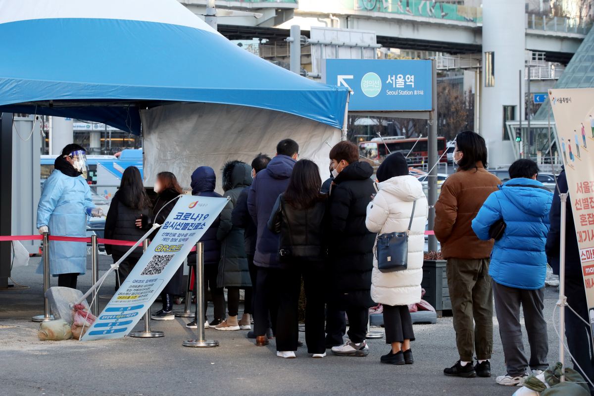 ▲코로나19 신규 확진자가 5123명으로 역대 최다를 기록한 1일 오전 서울 중구 서울역에 마련된 임시선별검사소에서 시민들이 검사를 받기 위해 줄을 서 있다. (뉴시스)